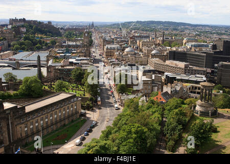 Blick von der Nelson-Monument in Edinburgh, Schottland, blickte der Princes Street. Stockfoto