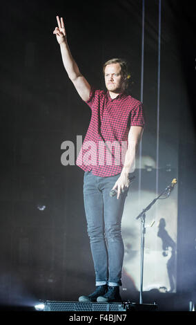 Hamburg, Deutschland. 15. Oktober 2015. Sänger Dan Reynolds von der Band Imagine Dragons erklingt in der Barclaycard-Arena in Hamburg, Deutschland, 15. Oktober 2015. Foto: DANIEL BOCKWOLDT/DPA/Alamy Live-Nachrichten Stockfoto