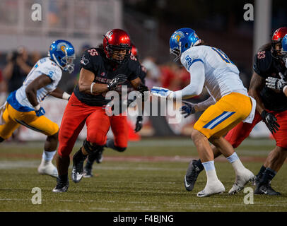 Las Vegas, NV, USA. 10. Oktober 2015. UNLV Linebacker (55) bereitet sich Tau Lotulelei, während der San Jose Spartans Vs UNLV Rebels Football-Spiel in Eile. San Jose State besiegte UNLV 33-27 in Überstunden auf Samstag, 10. Oktober 2015 im Sam Boyd Stadium in Las Vegas, Nevada. (Obligatorische Credit: Juan Lainez/MarinMedia.org/Cal Sport Media) (Komplette Fotograf und Kredit erforderlich) © Csm/Alamy Live-Nachrichten Stockfoto