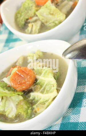 Savoy Cabbage Stew in Schalen Stockfoto
