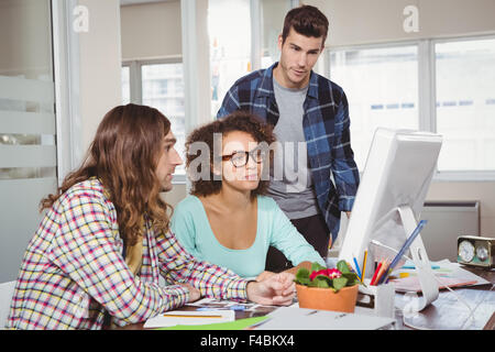 Geschäftsleute, die am Computer-monitor Stockfoto