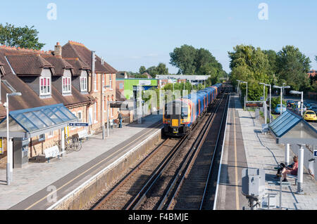 Südwesten trainieren sich nähernden Datchet Bahnhof, High Street, Datchet, Berkshire, England, Vereinigtes Königreich Stockfoto