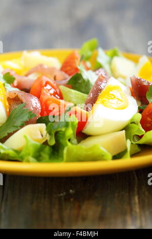 Salat, Kartoffeln, Ei und Sardellen. Stockfoto