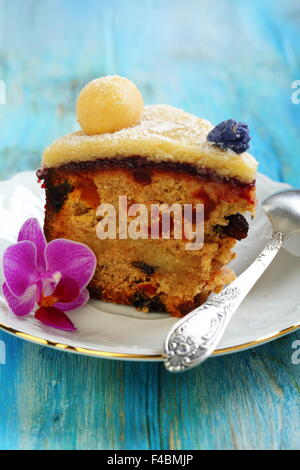 Festliche Osterkuchen und Blumen. Stockfoto