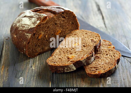 Roggenbrot mit Nüssen und getrockneten Aprikosen. Stockfoto