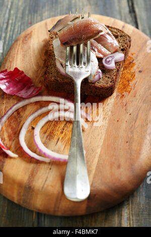 Alte Gabel mit Sardellen. Stockfoto