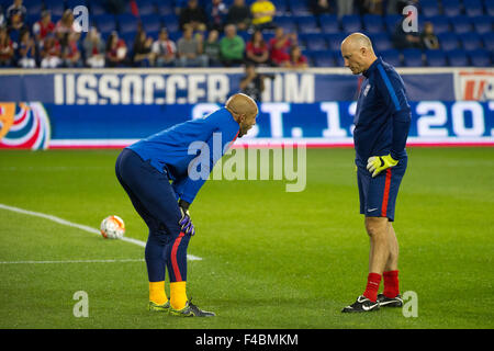 13. Oktober 2015: Ehemalige Torhüter Kasey Keller spricht USA Torwart Tim Howard (12) vor den USA Herren Team vs. Costa Rica Herren National Team - internationale freundlich bei Red Bull Arena - Harrison, New Jersey. Costa Rica besiegte die uns Männer Nationalmannschaft 1: 0. Obligatorische Credit: Kostas Lymperopoulos/Cal Sport Medien Stockfoto