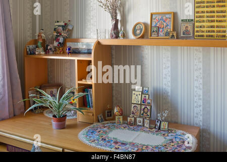 Moskau, Russland - 16. September 2015: Einfache standard-Icons, Fotos von Verwandten und religiöse Bücher in das Zimmer von den Glauben Stockfoto