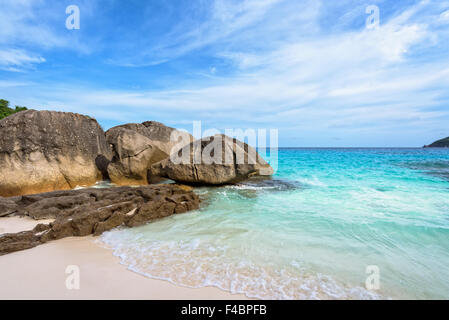 Wunderschöne Landschaft des blauen Meeres Sand und weißen Wellen am kleinen Strand in der Nähe der Felsen im Sommer auf der Insel Koh Miang Stockfoto