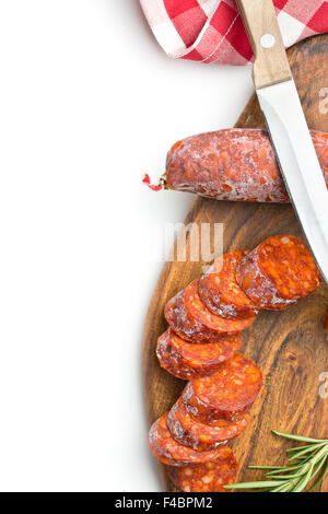 in Scheiben Chorizo-Wurst und Schneidebrett auf weißem Hintergrund Stockfoto