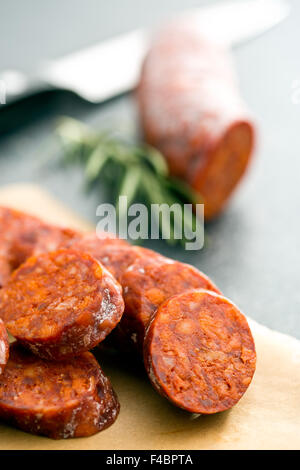 in Scheiben Chorizo Wurst auf alten Küchentisch Stockfoto