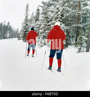 Älteres Paar Ski im Wald. Stockfoto