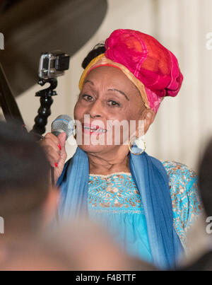 Washington DC, USA. 15. Oktober 2015. Omara Portuondo, Mitglied der Orquesta Buena Vista Social Club, eine kubanische musikalische Handlung führt vor der US-Präsident Barack Obama machen Bemerkungen bei einem Empfang zum 25-jährigen Jubiläum der Initiative des weißen Hauses auf exzellente Ausbildung für Hispanics im East Room des weißen Hauses in Washington, DC auf Donnerstag, 15. Oktober 2015. Es war das erste Mal in über einem halben Jahrhundert, das im Weißen Haus eine kubanische musikalische Handlung durchgeführt hat. Bildnachweis: Ron Sachs/Pool über CNP - NO WIRE SERVICE - Credit: Dpa picture-Alliance/Alamy Live News Stockfoto