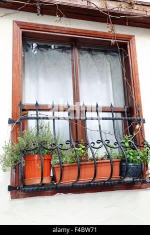 Alte Fenster auf einer weißen Wand. Stockfoto