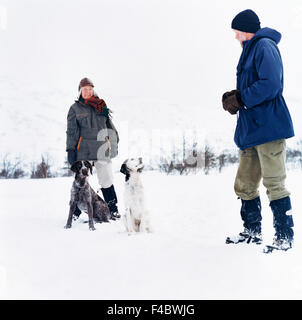 45-49 Jahre Erwachsene nur kalte Farbe Bild Hund Haustiere glücklich lachende Mann reifen Erwachsenen Natur Optimismus Natur pet Stockfoto