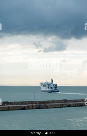 Eine DFDS Seaways Fähren verlassen den Hafen von Dover nach Calais Frankreich den Ärmelkanal zu überqueren Stockfoto
