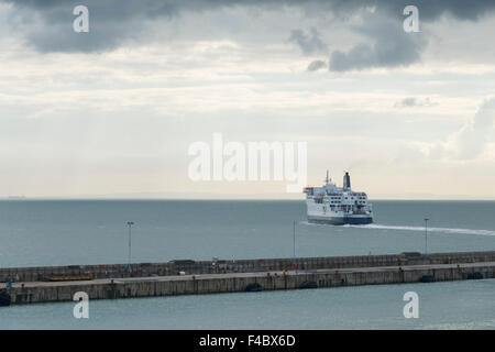 Eine DFDS Seaways Fähren verlassen den Hafen von Dover nach Calais Frankreich den Ärmelkanal zu überqueren Stockfoto