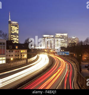 Eine 40 Autobahn mit Skyline, Essen, Deutschland Stockfoto