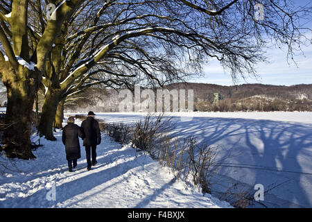 Paar am See Baldeneysee im Winter, Essen Stockfoto