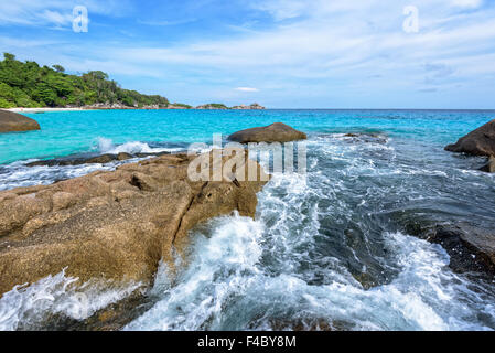 Wunderschöne Landschaft des blauen Himmel Meer und weißen Wellen am Strand in der Nähe der Felsen im Sommer auf der Insel Koh Miang in Mu Ko Similan Stockfoto