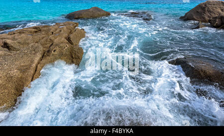 Schöne Landschaft blaue Meer und weißen Wellen in der Nähe der Felsen im Sommer auf der Insel Koh Miang in Mu Ko Similan National Park, Ph Stockfoto