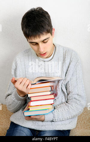 Teenager liest ein Buch Stockfoto