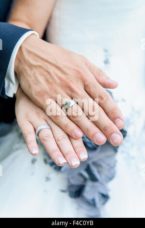 Braut und Bräutigam die Hände Stockfoto