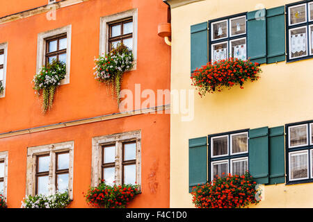 Nahaufnahme von Fassaden der mittelalterlichen Gebäude im Weinmarkt, Dinkelsbuhl, romantische Straße, Bayern, Deutschland Stockfoto