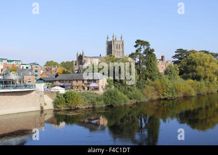 Hereford Kathedrale am Ufer des Flusses Wye Stockfoto