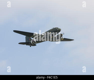 Battle of Britain Memorial Flight c-47 Dakota fliegen bei Shuttleworth im Oktober 2015 Stockfoto