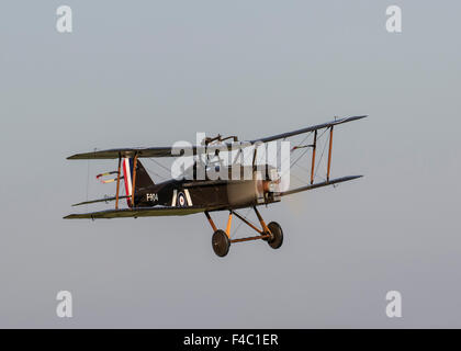 SE5A Weltkrieg Jagdflugzeug fliegen in Old Warden Flugplatz im Oktober 2015 restauriert Stockfoto