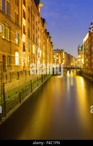 Die Speicherstadt in Hamburg in der Nacht Stockfoto