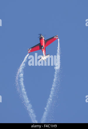 Extra 330SC G-IIHI geben eine Kunstflug Display in Old Warden im Oktober 2015 Stockfoto