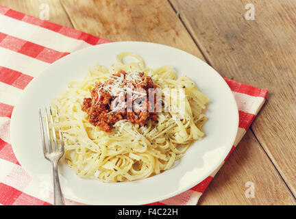 Pasta Bolognese auf dem Holztisch Stockfoto