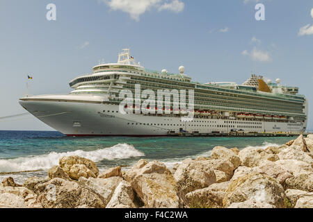 Kreuzfahrt Schiff angedockt an Willemstad Curacao Stockfoto