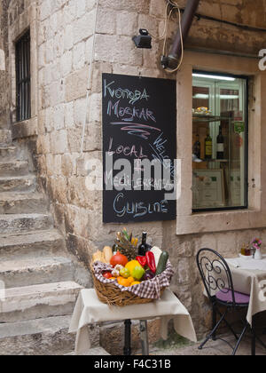 In der Altstadt "Stari Grad" von Dubrovnik Kroatien gibt es viele Gassen mit kleinen einladenden restaurants Stockfoto