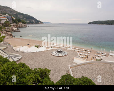 Banje Strand außerhalb des Ploce-Tors in Dubrovnik Kroatien, an einem bewölkten Tag mit wenigen Besuchern Stockfoto