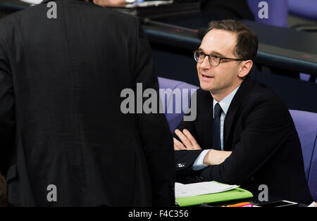 Berlin, Deutschland. 16. Oktober 2015. Deutsche Justiz Minister Heiko Maas (SPD) bei einer Debatte über den Gesetzentwurf zur Vorratsdatenspeicherung im Deutschen Bundestag in Berlin, Deutschland, 16. Oktober 2015 abgebildet. Foto: GREGOR FISCHER/DPA/Alamy Live-Nachrichten Stockfoto