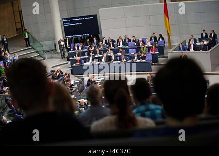 Berlin, Deutschland. 16. Oktober 2015. Die Besucher bewundern die Debatte über den Gesetzentwurf zur Vorratsdatenspeicherung im Deutschen Bundestag in Berlin, Deutschland, 16. Oktober 2015. Foto: GREGOR FISCHER/DPA/Alamy Live-Nachrichten Stockfoto