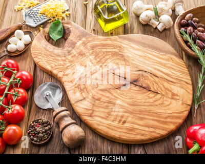 Pizza-Zutaten: Champignons, Oliven, Käse und Tomaten. Stockfoto