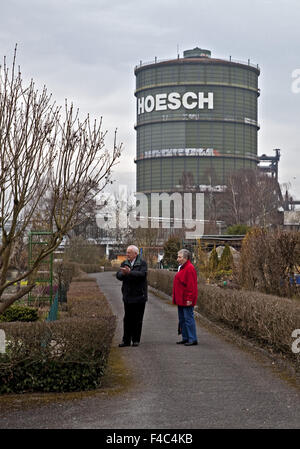 Kleingärten mit Gasometer, Dortmund, Deutschland Stockfoto