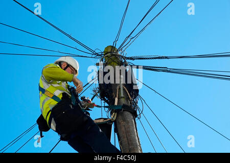 Telekommunikation Ingenieur aus Telegrafenmast uk Stockfoto