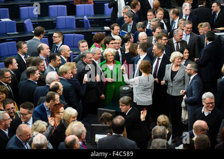 Berlin, Deutschland. 16. Oktober 2015. Mitglieder des Deutschen Bundestages versammeln sich um die Urne mit ihren Wahlkarten für die Abstimmung über den Entwurf eines Gesetzes zur Vorratsdatenspeicherung im Deutschen Bundestag in Berlin, Deutschland, 16. Oktober 2015. Foto: GREGOR FISCHER/DPA/Alamy Live-Nachrichten Stockfoto