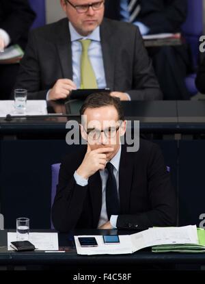 Berlin, Deutschland. 16. Oktober 2015. Deutsche Justizministerin Heiko Maas (vorne, SPD) vor der Abstimmung über den Entwurf eines Gesetzes zur Vorratsdatenspeicherung im Deutschen Bundestag in Berlin, Deutschland, 16. Oktober 2015 abgebildet. Foto: GREGOR FISCHER/DPA/Alamy Live-Nachrichten Stockfoto