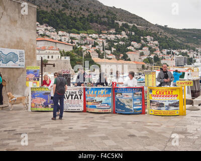 Viele Sehenswürdigkeiten mit dem Boot angeboten im alten Hafen von Dubrovnik Kroatien Stockfoto