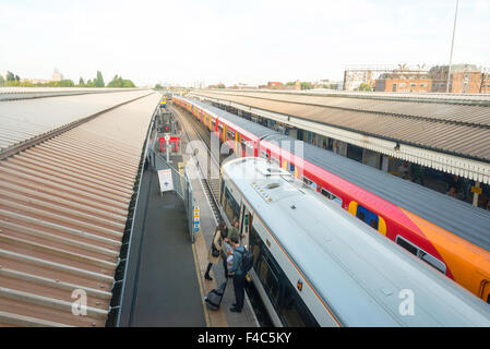 Züge auf Plattform am Bahnhof Clapham Junction, Battersea, London Borough of Wandsworth, London, England, Vereinigtes Königreich Stockfoto