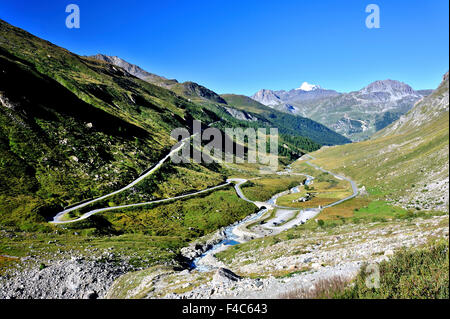 Tal Val-D'Isère die Brücke St. Charles, Route des Grandes Alpes, Französische Alpen, Frankreich, Blick auf Berg La Grande Motte Stockfoto