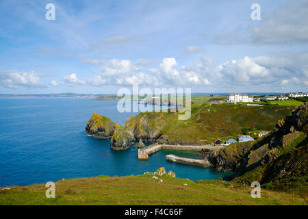 Mullion Cove aus South West Coast Path, Pfosten, Lizard Halbinsel, Cornwall, England, UK - mit Mullion Cove Hotel in backg Stockfoto