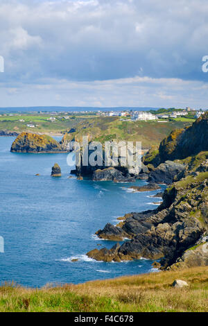 Blick auf die Küste von Cornwall Cornwall von South West Coast Path an Pfosten, Lizard Halbinsel, England, Großbritannien Stockfoto