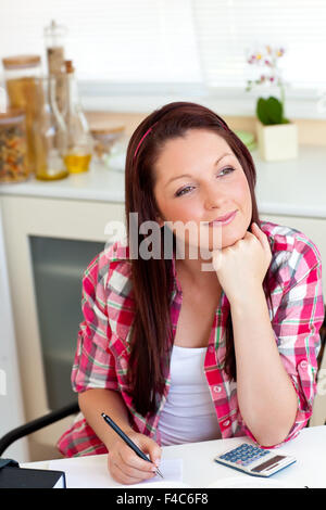 Nachdenkliche Schüler ihre Hausaufgaben zu Hause Stockfoto